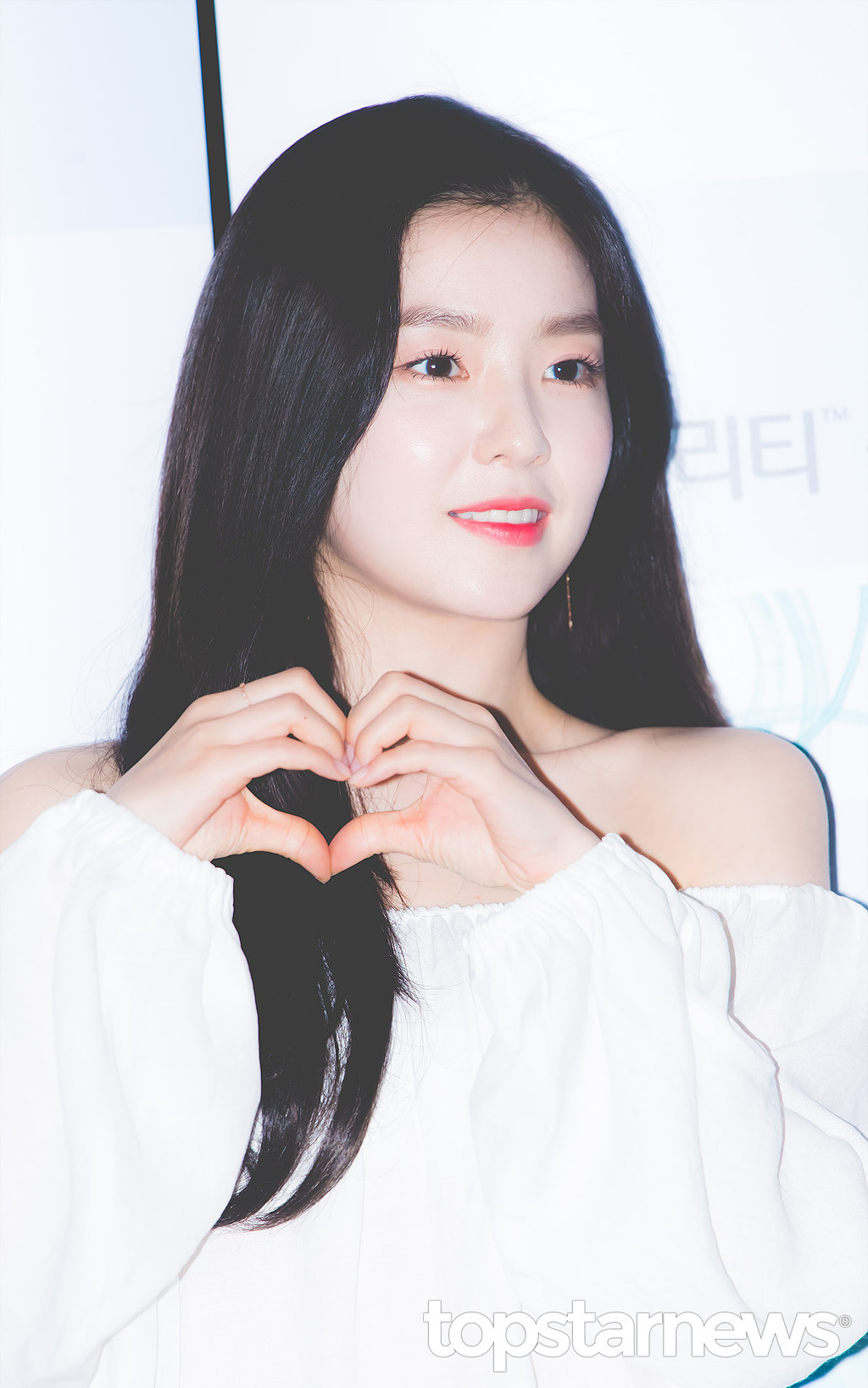 오프숄더 애용하는 레드벨벳 아이린.jpgif | 인스티즈