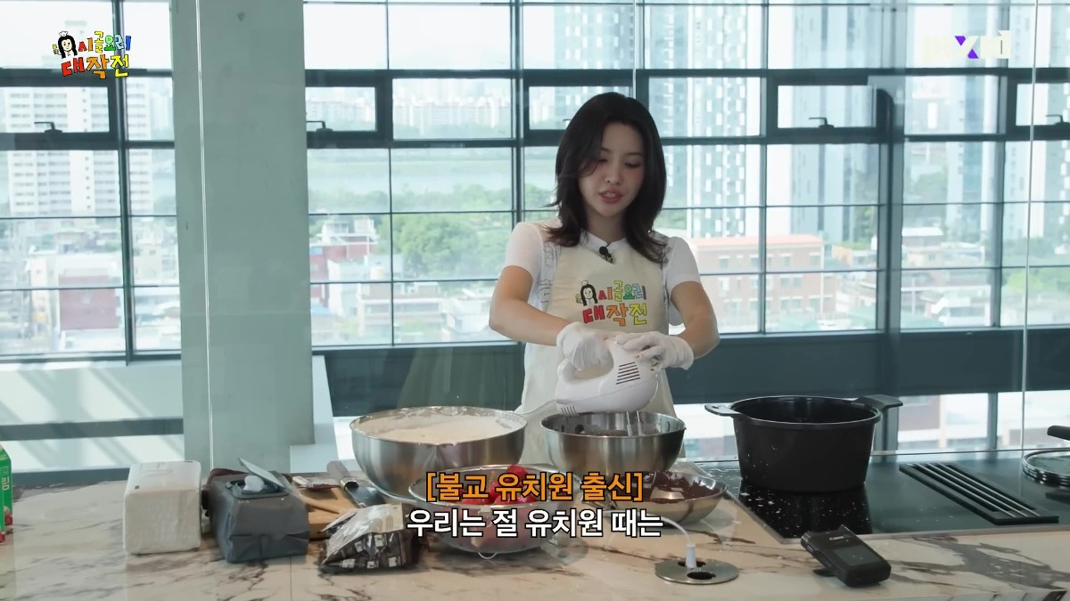 10단 딸기 시루 들고 부처님 생일파티 참석한 전소연.jpg | 인스티즈