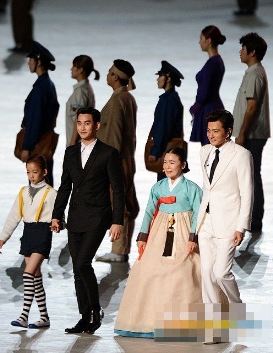 남자 연예인 중 최고 소두 | 인스티즈