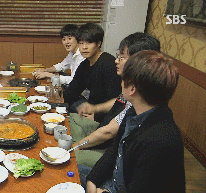 악착같이 조민기 옆으로 가는 남학생들.gif | 인스티즈
