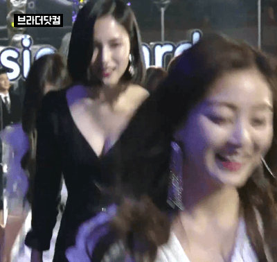 과감한 의상 입은 트와이스 미나.gif | 인스티즈