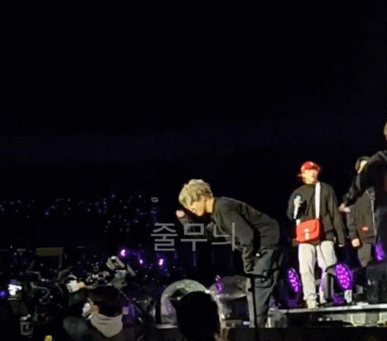 콘서트도중 우는 RM,정국이와 팬들을 조용하게 해줬던 맏형 ㅋㅋㅋ.jpgif | 인스티즈