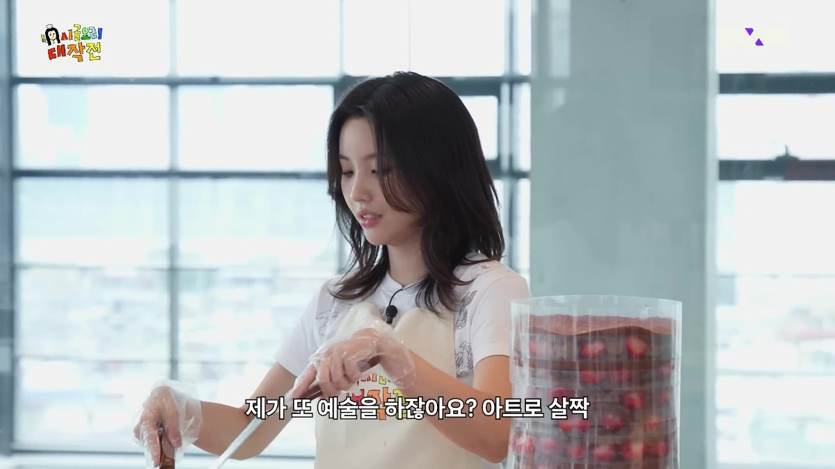 10단 딸기 시루 들고 부처님 생일파티 참석한 전소연.jpg | 인스티즈