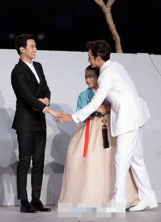 남자 연예인 중 최고 소두 | 인스티즈