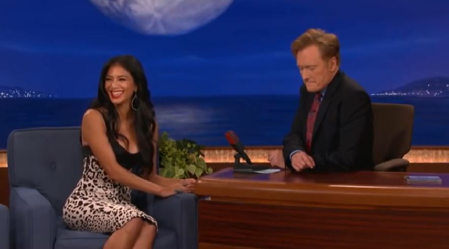 니콜 셰르징거 가슴 훔쳐보다 걸린 코난 오브라이언 | 인스티즈