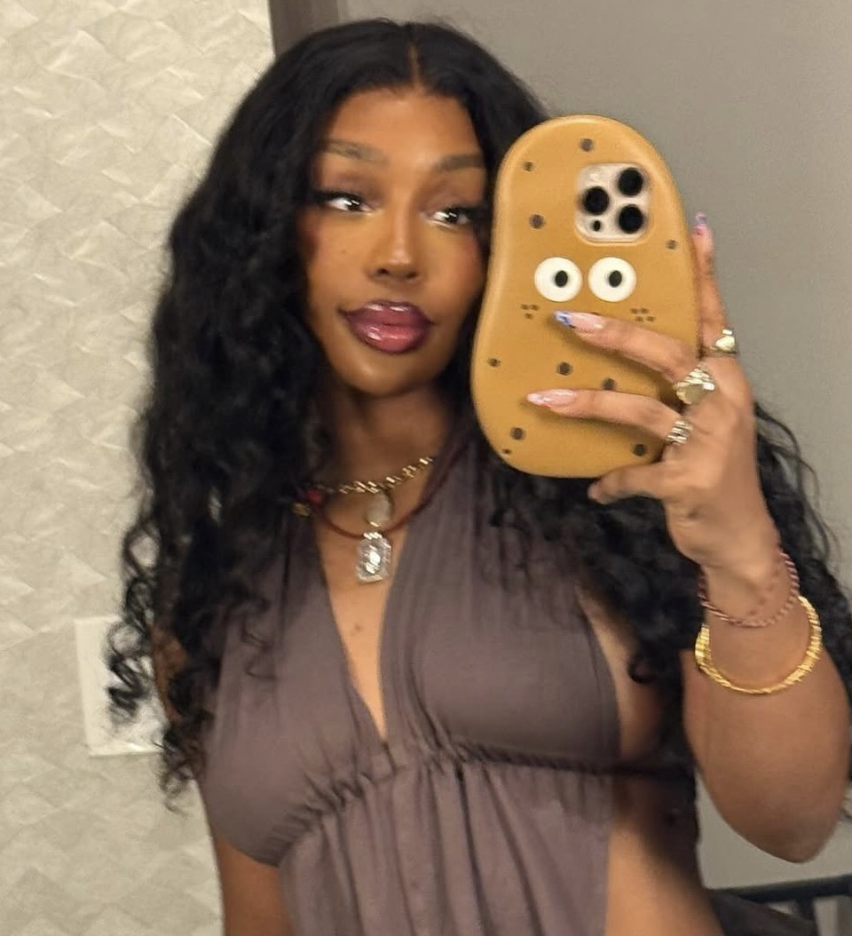 특이한 핸드폰 케이스를 즐겨쓰는듯한 SZA (스자) | 인스티즈