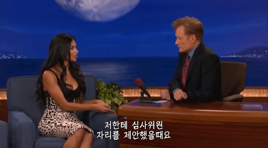 니콜 셰르징거 가슴 훔쳐보다 걸린 코난 오브라이언 | 인스티즈