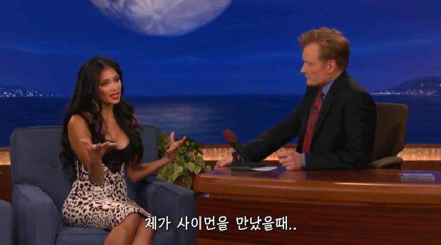니콜 셰르징거 가슴 훔쳐보다 걸린 코난 오브라이언 | 인스티즈