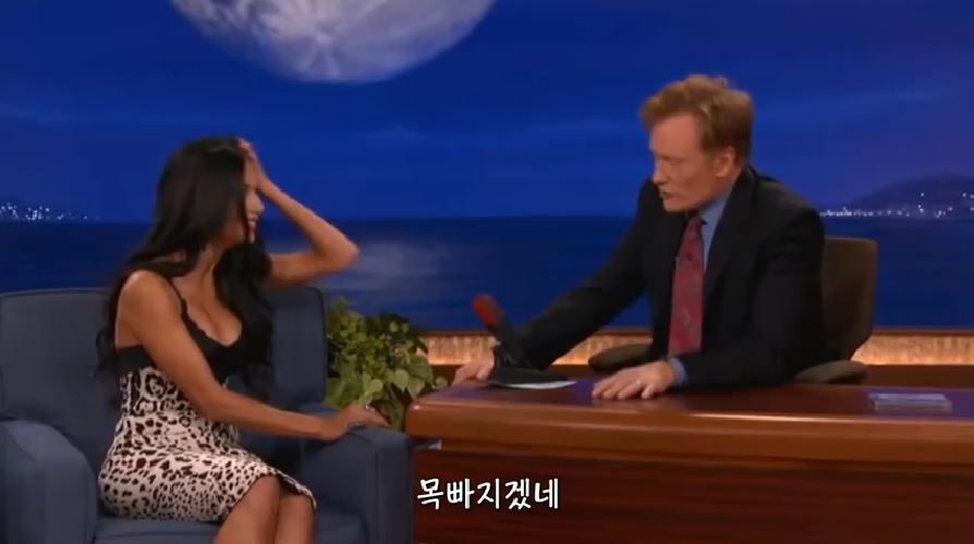 니콜 셰르징거 가슴 훔쳐보다 걸린 코난 오브라이언 | 인스티즈