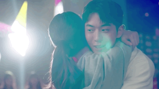 [스타트업] 그동안 키차이 때문에 버거워보였던 포옹씬.gif | 인스티즈