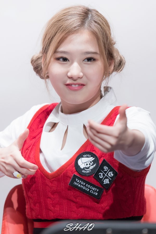 [트와이스] 데뷔초 볼에 식량저장하던 시절 사나.jpgif | 인스티즈