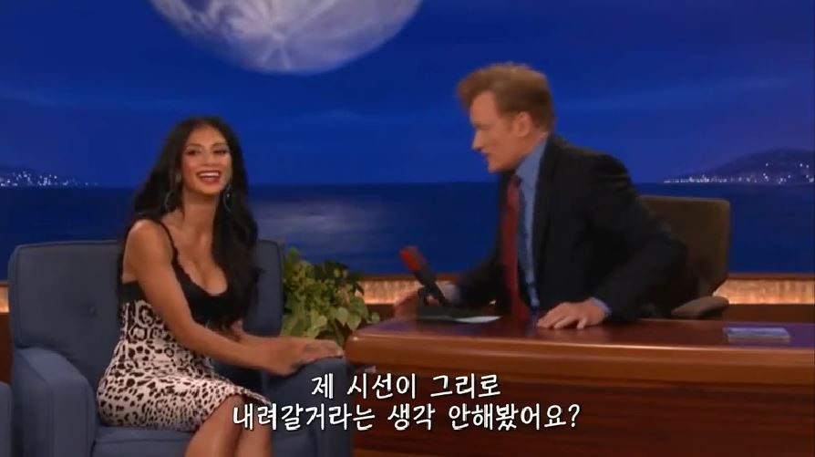 니콜 셰르징거 가슴 훔쳐보다 걸린 코난 오브라이언 | 인스티즈