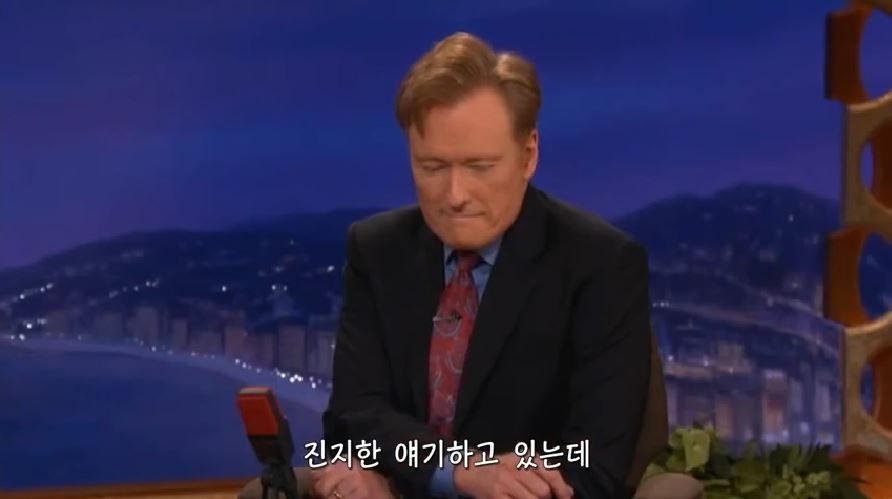 니콜 셰르징거 가슴 훔쳐보다 걸린 코난 오브라이언 | 인스티즈