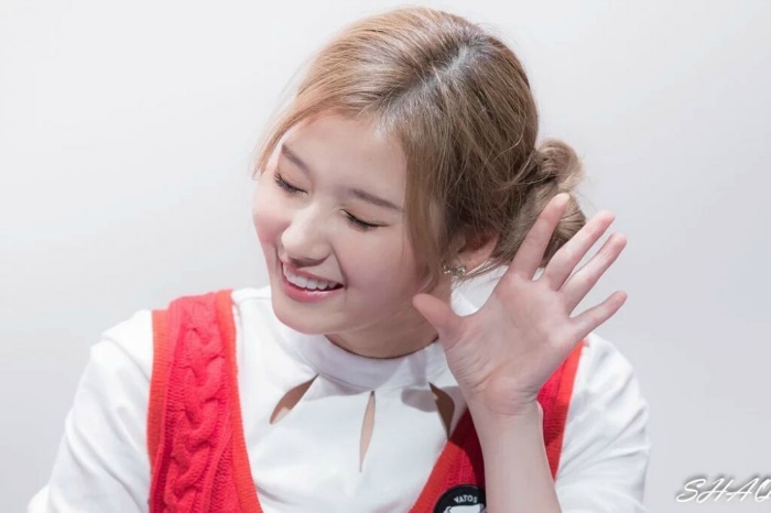 [트와이스] 데뷔초 볼에 식량저장하던 시절 사나.jpgif | 인스티즈