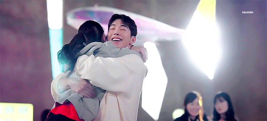 [스타트업] 그동안 키차이 때문에 버거워보였던 포옹씬.gif | 인스티즈