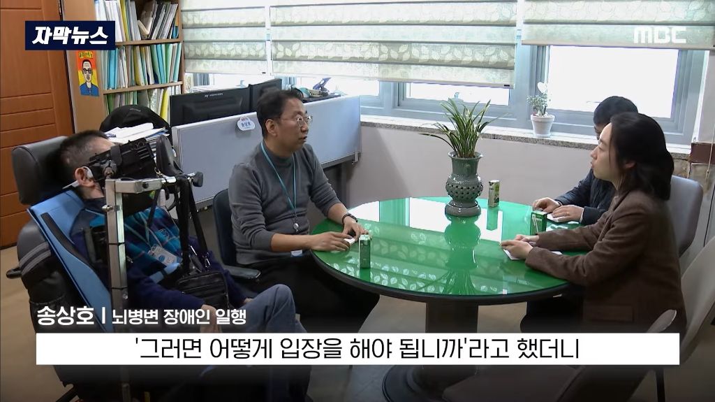 지인 결혼식에 온 걷지 못하는 뇌병변 장애인에게 걸어서 건물에 들어오라고 한 충북 청주의 한 예식장 | 인스티즈