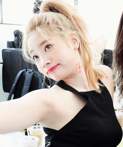 겨드랑이 열고 페로몬 퍼트리는 다현.JPGIF | 인스티즈