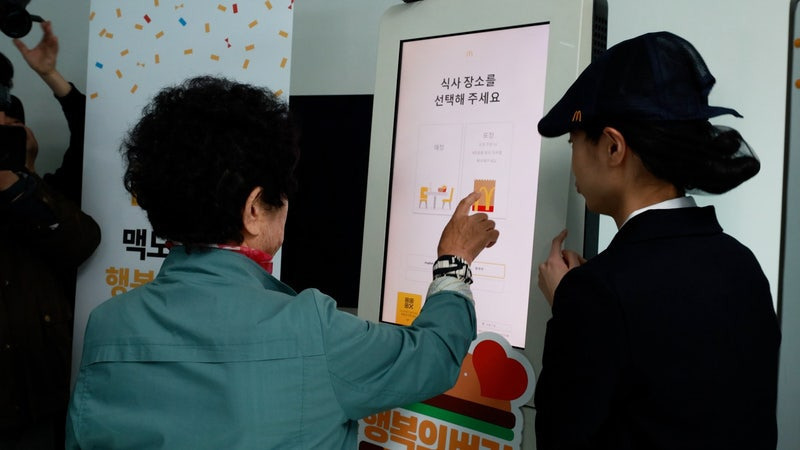 "햄버거 먹어보고 싶다” 섬마을 어르신 바람, 맥도날드 푸드트럭 불렀다 | 인스티즈