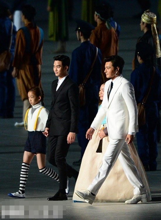 남자 연예인 중 최고 소두 | 인스티즈