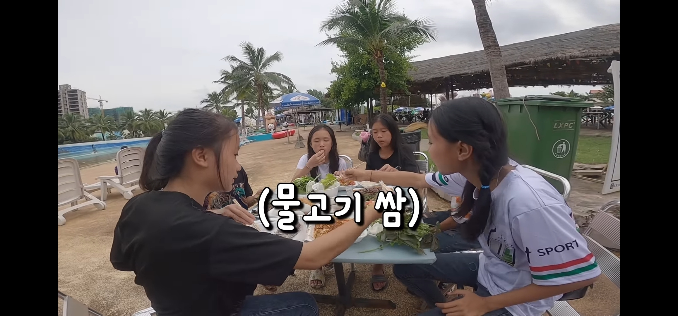 라오스 반나마을에서 살고있는 한국인 유투버가 마을 아이들 80명을 데리고 수학여행 갔다옴.jpg | 인스티즈