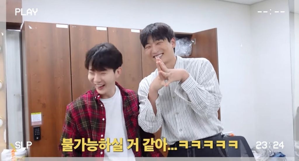 올리브영 재질로 왓츠인마이백하는 조권.jpg | 인스티즈
