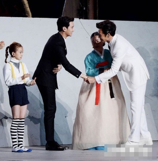 남자 연예인 중 최고 소두 | 인스티즈