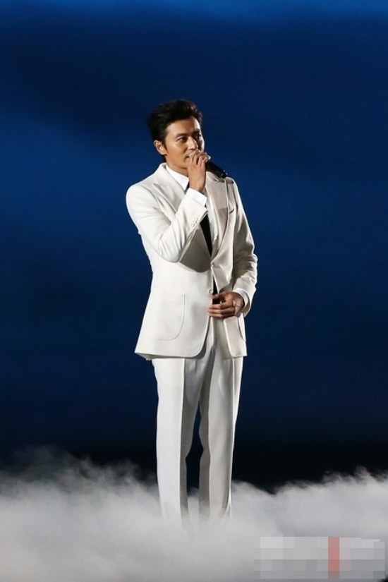 남자 연예인 중 최고 소두 | 인스티즈