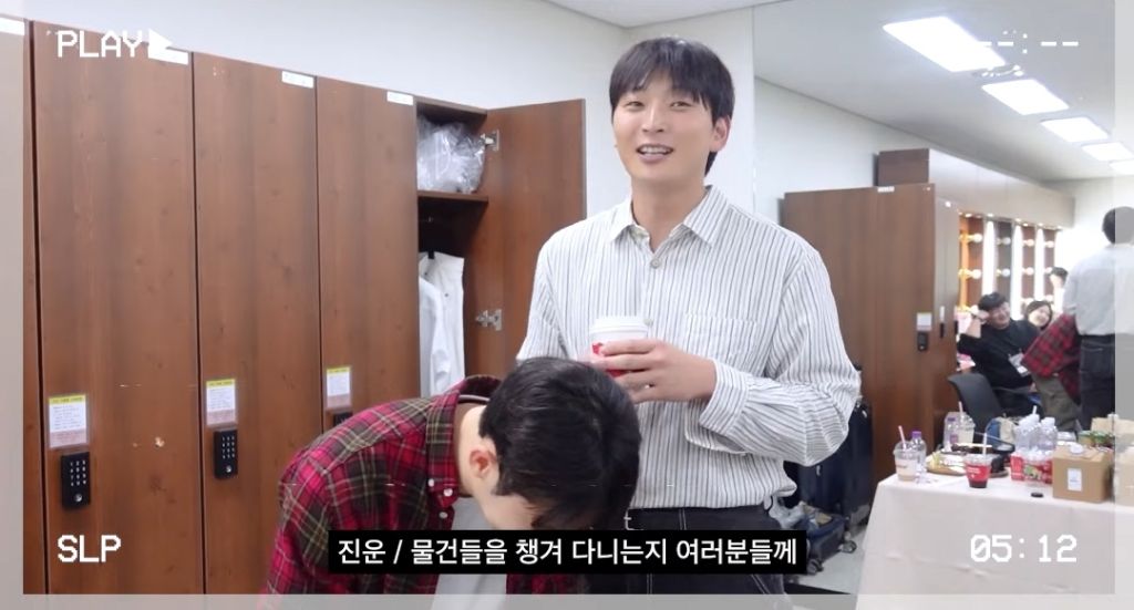 올리브영 재질로 왓츠인마이백하는 조권.jpg | 인스티즈