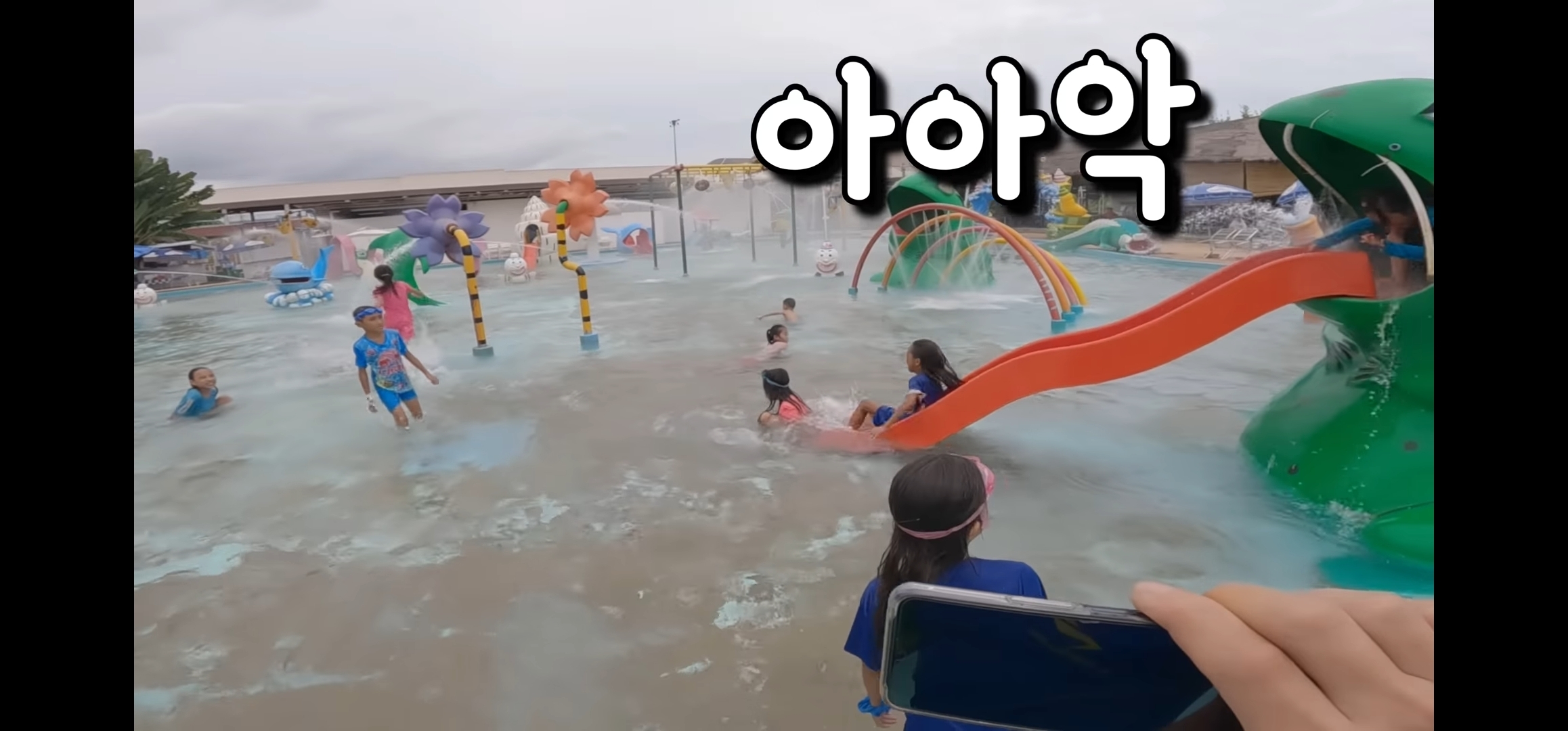 라오스 반나마을에서 살고있는 한국인 유투버가 마을 아이들 80명을 데리고 수학여행 갔다옴.jpg | 인스티즈