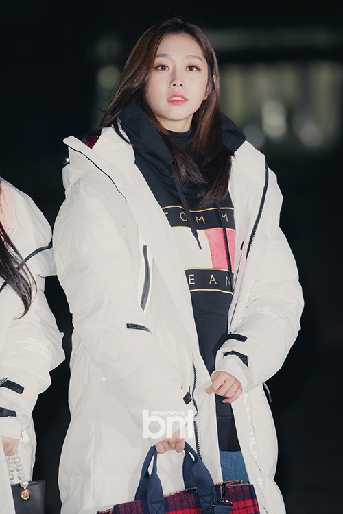 카메라 플래시 상대로 1년만에 재대결에 나선 러블리즈 지수.jpgif | 인스티즈