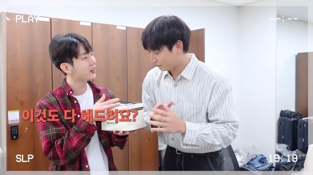 올리브영 재질로 왓츠인마이백하는 조권.jpg | 인스티즈