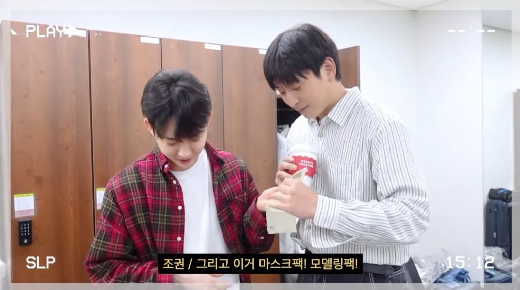 올리브영 재질로 왓츠인마이백하는 조권.jpg | 인스티즈