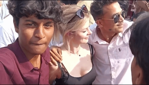 인도인에게 둘러싸인 백인 여자 | 인스티즈