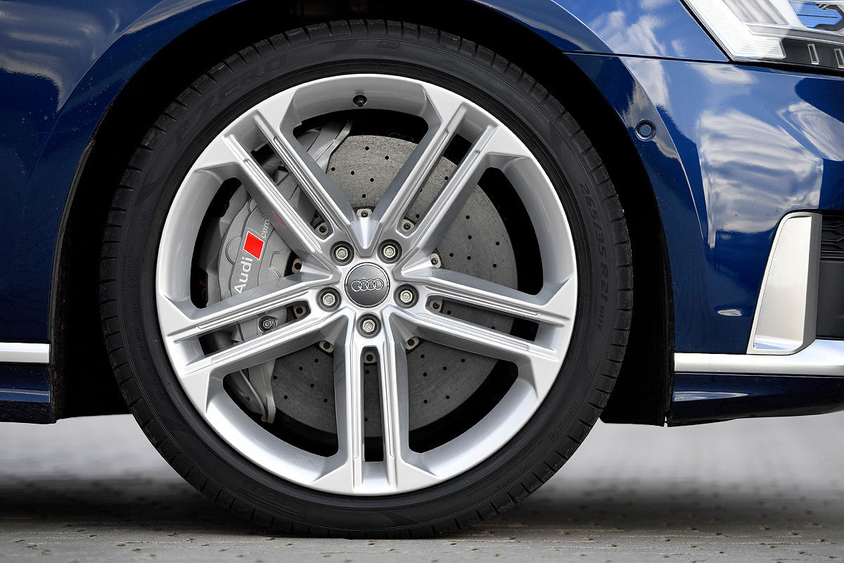 BMW M760Li vs 아우디 S8 | 인스티즈