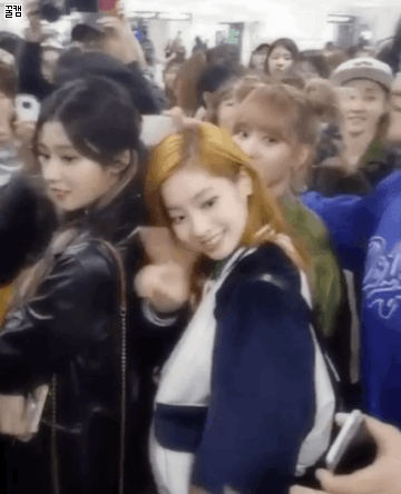 사람 북적이는 공항에서 미나 챙기는 사나.gif | 인스티즈