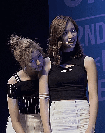 사람 북적이는 공항에서 미나 챙기는 사나.gif | 인스티즈