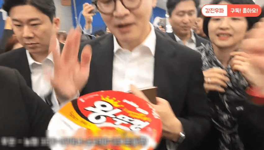 왕뚜껑 선물받은 한동훈.jpgif | 인스티즈