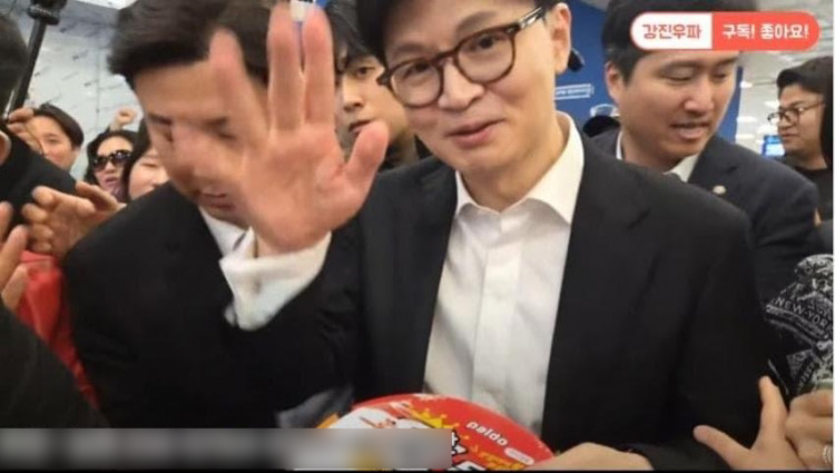 왕뚜껑 선물받은 한동훈.jpgif | 인스티즈