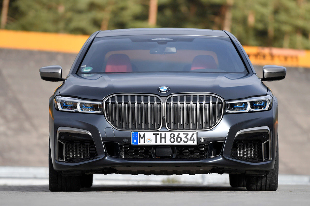 BMW M760Li vs 아우디 S8 | 인스티즈