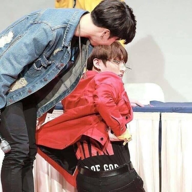 방탄 정국 팬티 가려주는 지민.jpg | 인스티즈
