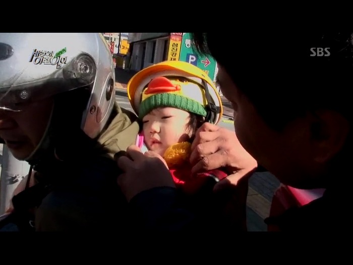 [세상에이런일이] 딸을 업고 오토바이 배달하는 아빠 | 인스티즈