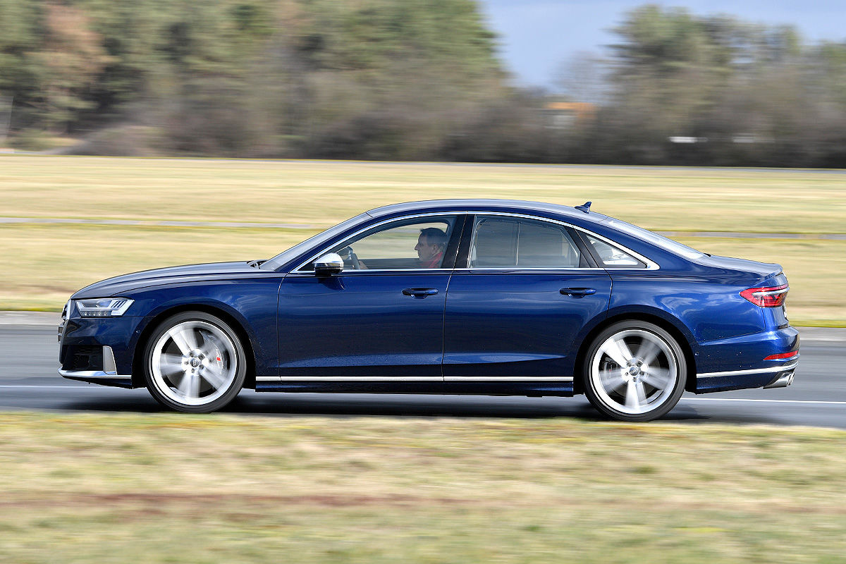 BMW M760Li vs 아우디 S8 | 인스티즈