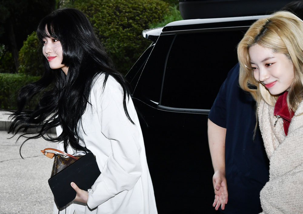 오늘자 출근하는 다현 모모 | 인스티즈