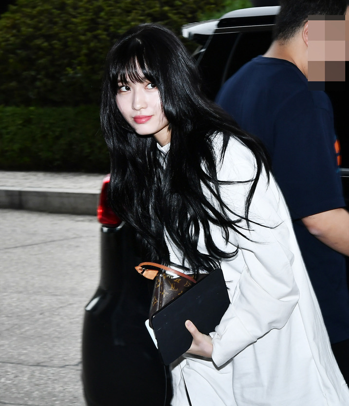 오늘자 출근하는 다현 모모 | 인스티즈