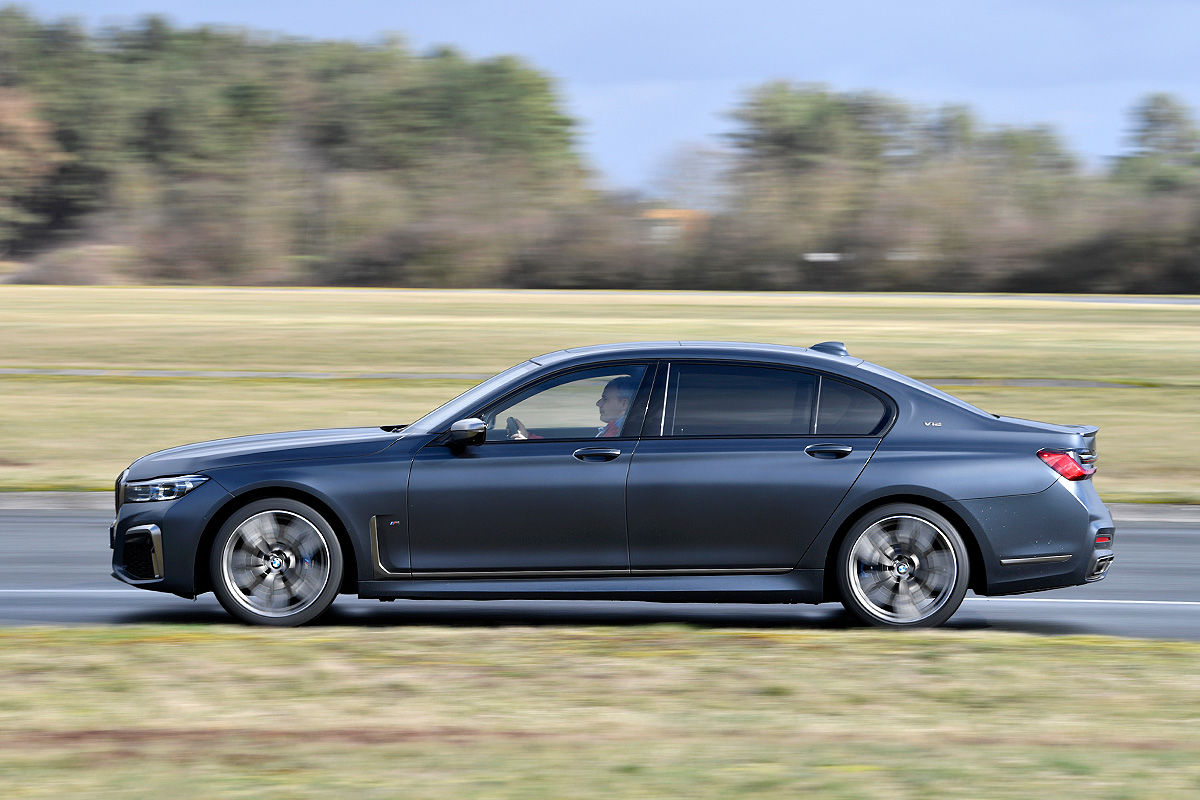 BMW M760Li vs 아우디 S8 | 인스티즈