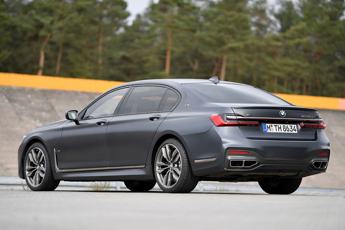 BMW M760Li vs 아우디 S8 | 인스티즈