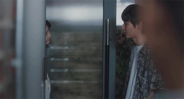 섹시여배우 아이유....과감한 노출의상 입고 끈적한 키스.gif | 인스티즈