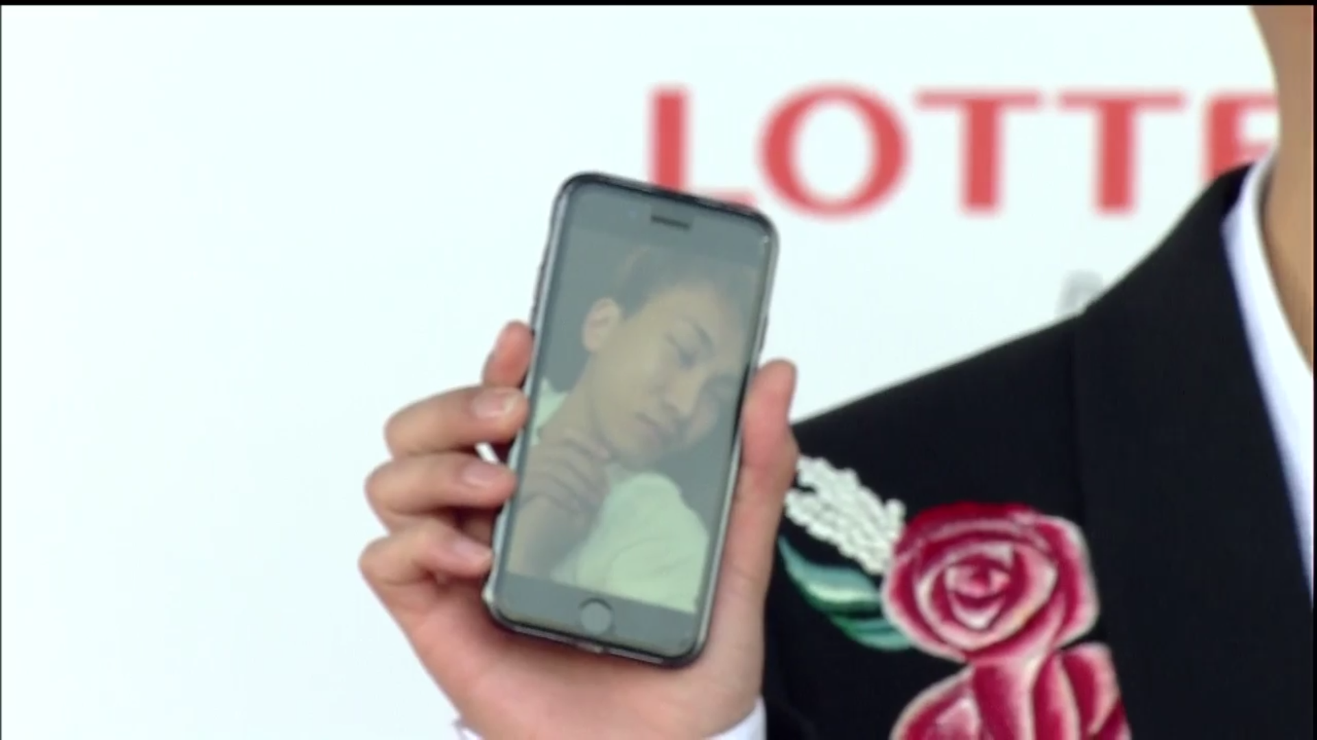 불참한 멤버를 그리워하는 아이돌의 레드카펫.jpg | 인스티즈