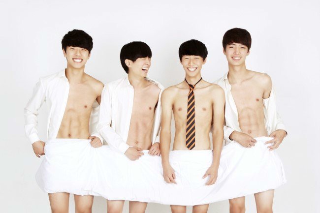 발레부 학생들의 세미누드 우정사진.jpg | 인스티즈