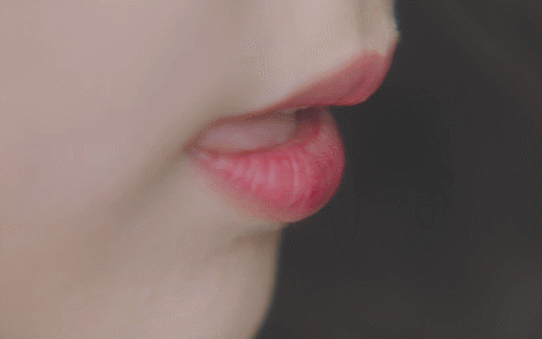 섹시여배우 아이유....과감한 노출의상 입고 끈적한 키스.gif | 인스티즈